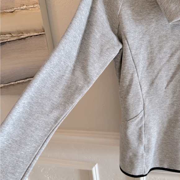 ASICS Athletic full zip up long sleeve top with pockets.
EUC Size Medium - Picture 4 of 14